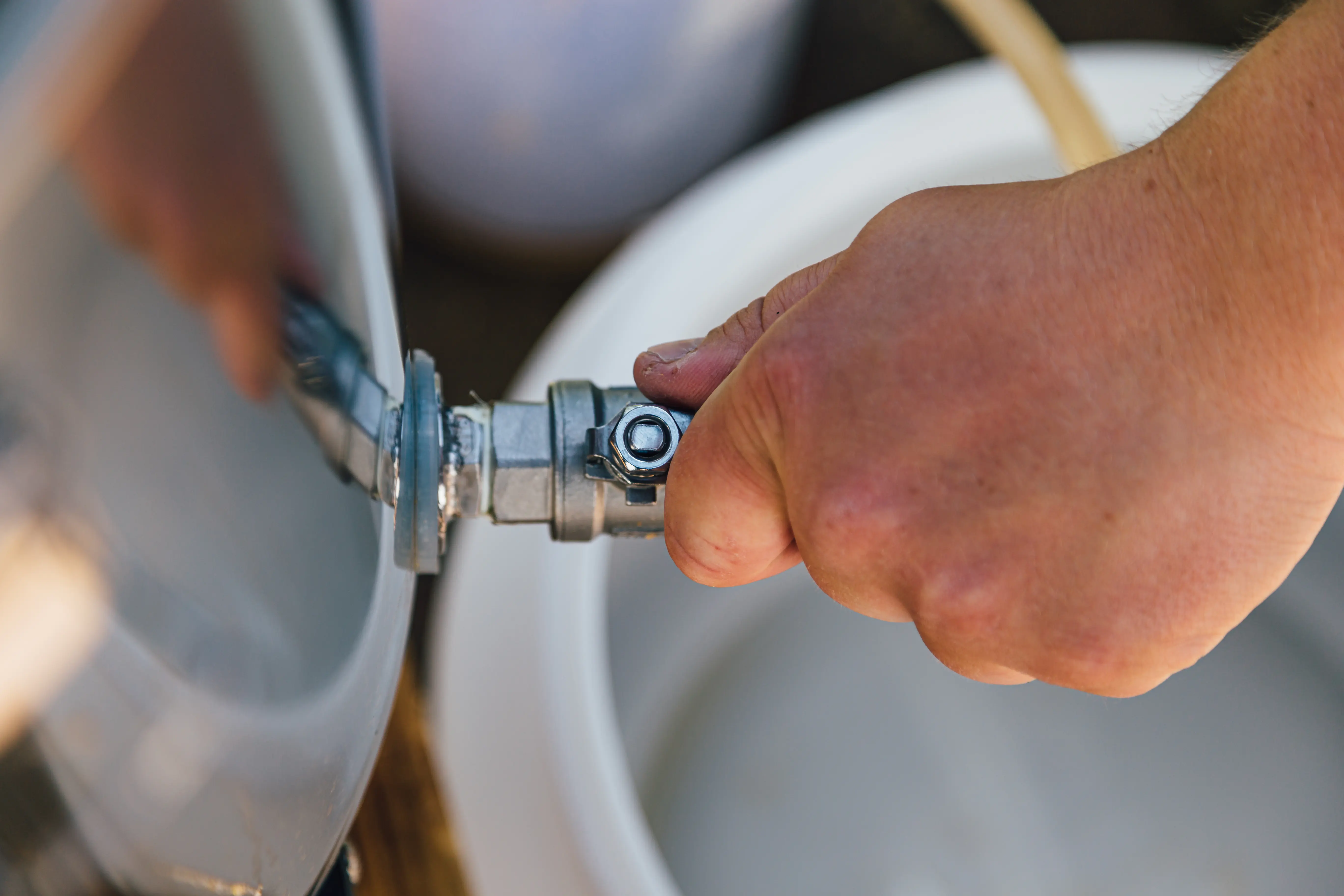 Plombier professionnel sur un chantier