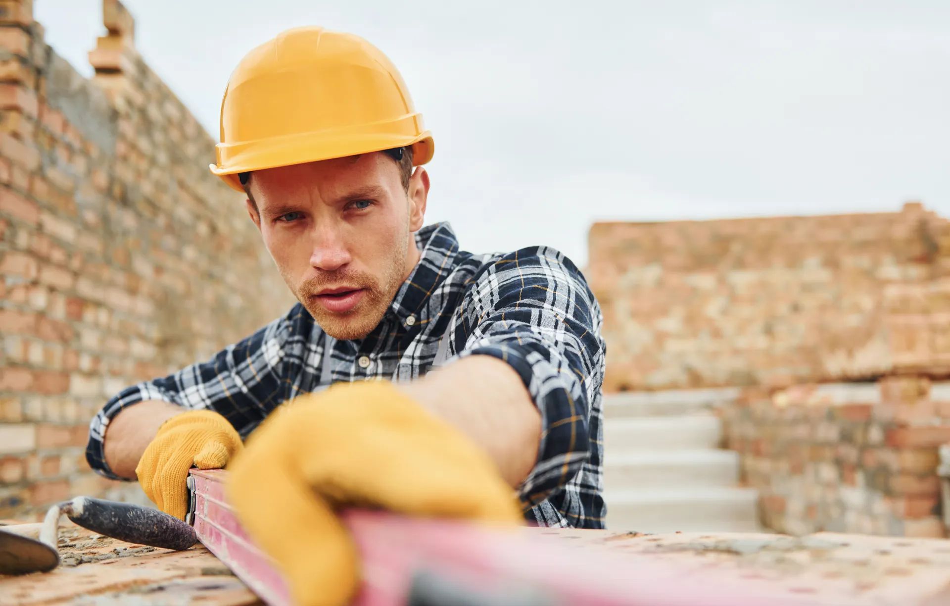 Maçon professionnel sur chantier - Création site internet artisan BTP